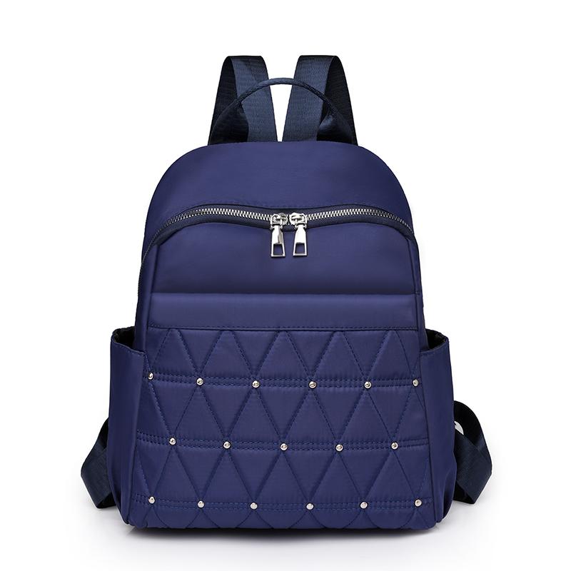 Modischer Rucksack mit Nietendekoration für Damen, großes Fassungsvermögen, einfarbig, Nylon-Rucksack, neue luxuriöse, lässige Reise-Schultertaschen