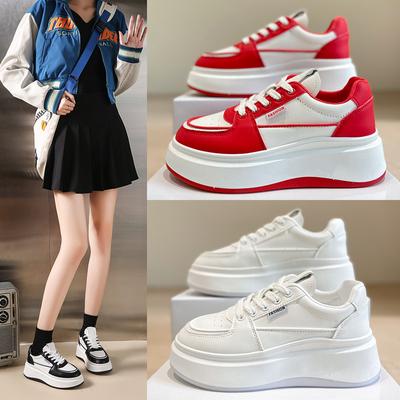 Sapatos femininos pequenos de sola grossa, brancos, primavera e verão 2024, nova versão coreana versátil, casual, estudante, tênis elevados diários