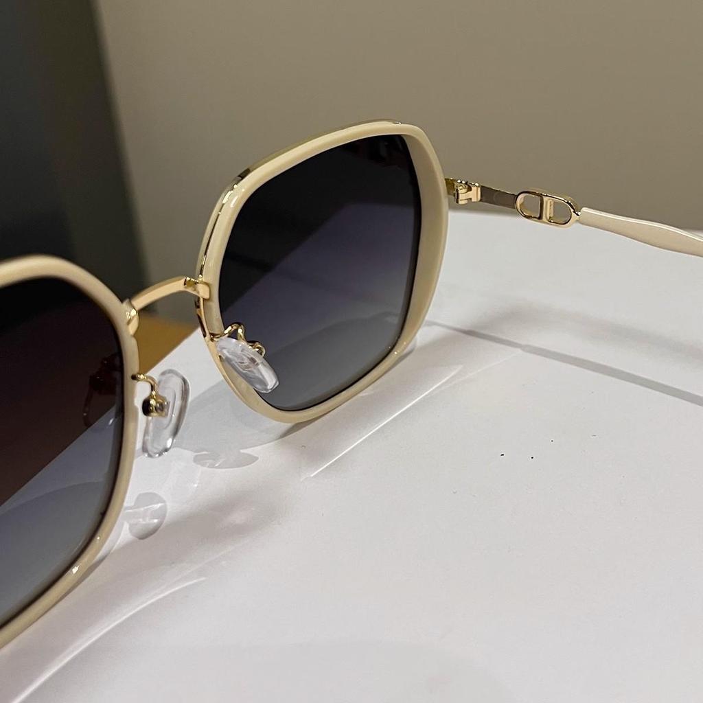 2025 Women's Trendy Sunglasses: Face Slimming, UV-Protection, Stylish Driving Shades with Bright Edges.