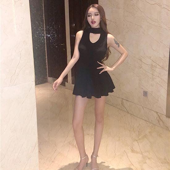 

Весенние и летние платья для женской одежды, выдолбленный V-образный вырез, втягивание талии кажутся тонкими, утягивающая юбка-трапеция, трикотажная юбка-жилет чёрный