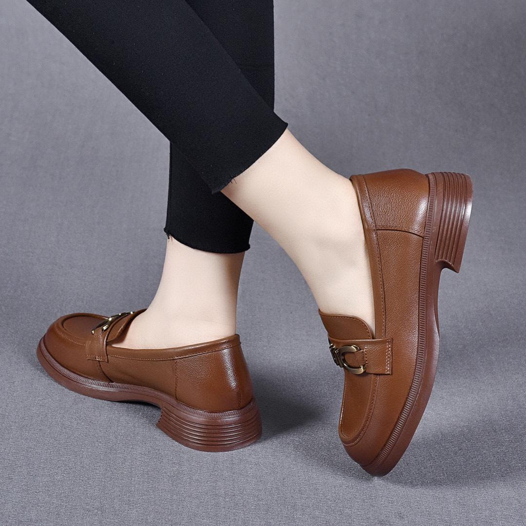 

Маленькие кожаные туфли с круглым носком, женская обувь, осень, новинка, металлическая пряжка, мелкий вырез, плоская подошва, одинарные туфли, стиль колледжа, удобные 40