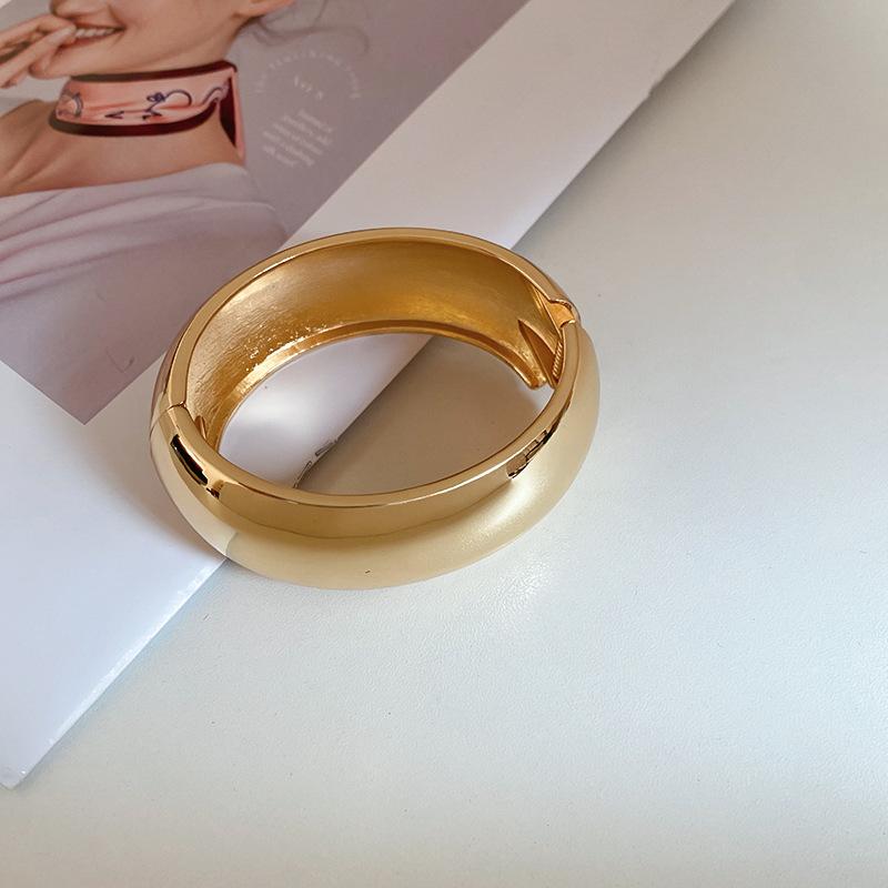 Oval wide face open bracelet women s niche high-end bracelet fashion simple light luxury temperament jewelry