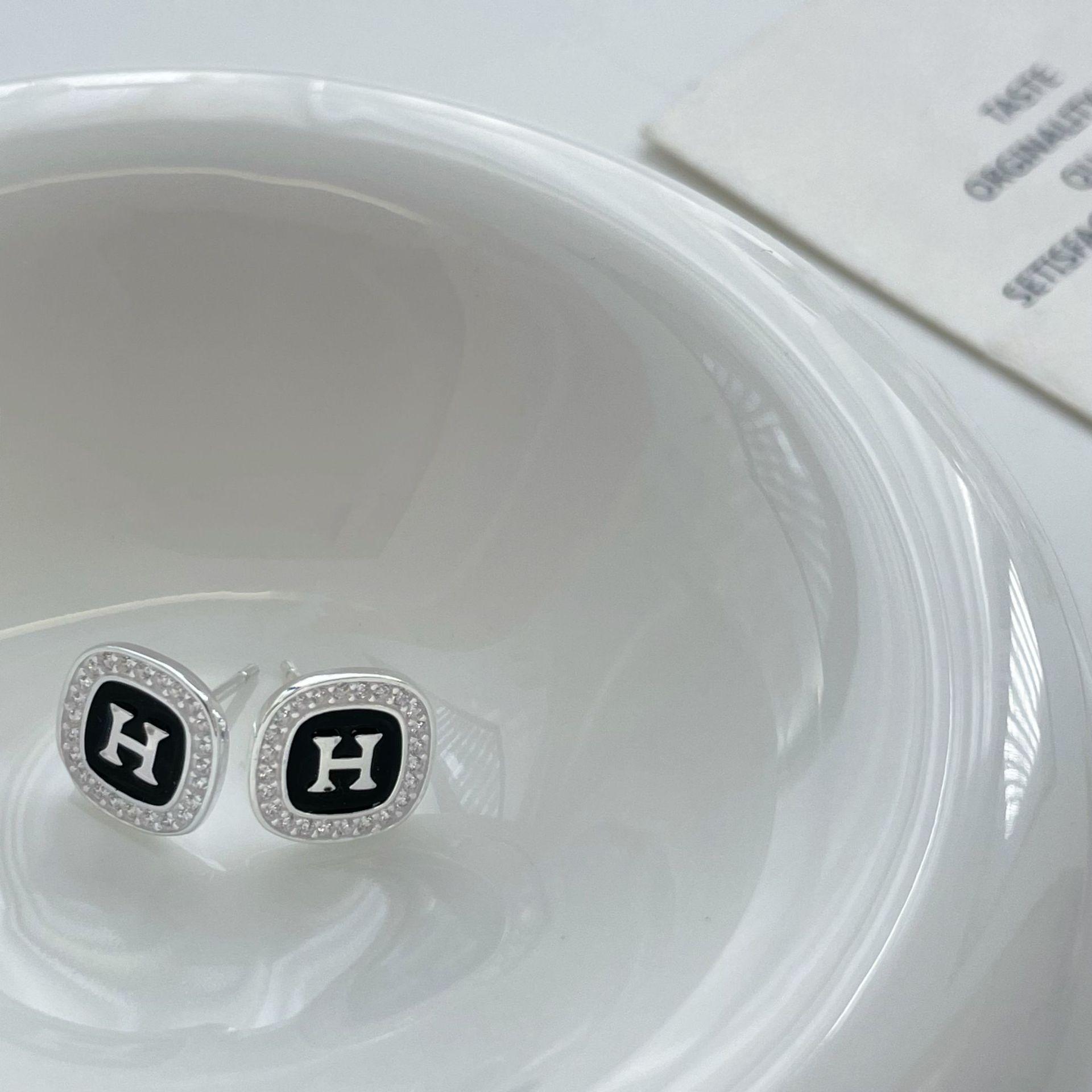 

Серьги-пусеты из стерлингового серебра 925 пробы H с черной эмалью и цирконами - Модные и универсальные украшения для ушей