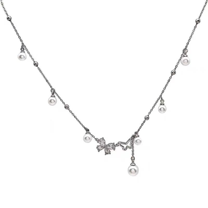

Hollow double butterfly compound fringed necklace light luxury niche design French pearl collarbone chain is a princess on the run