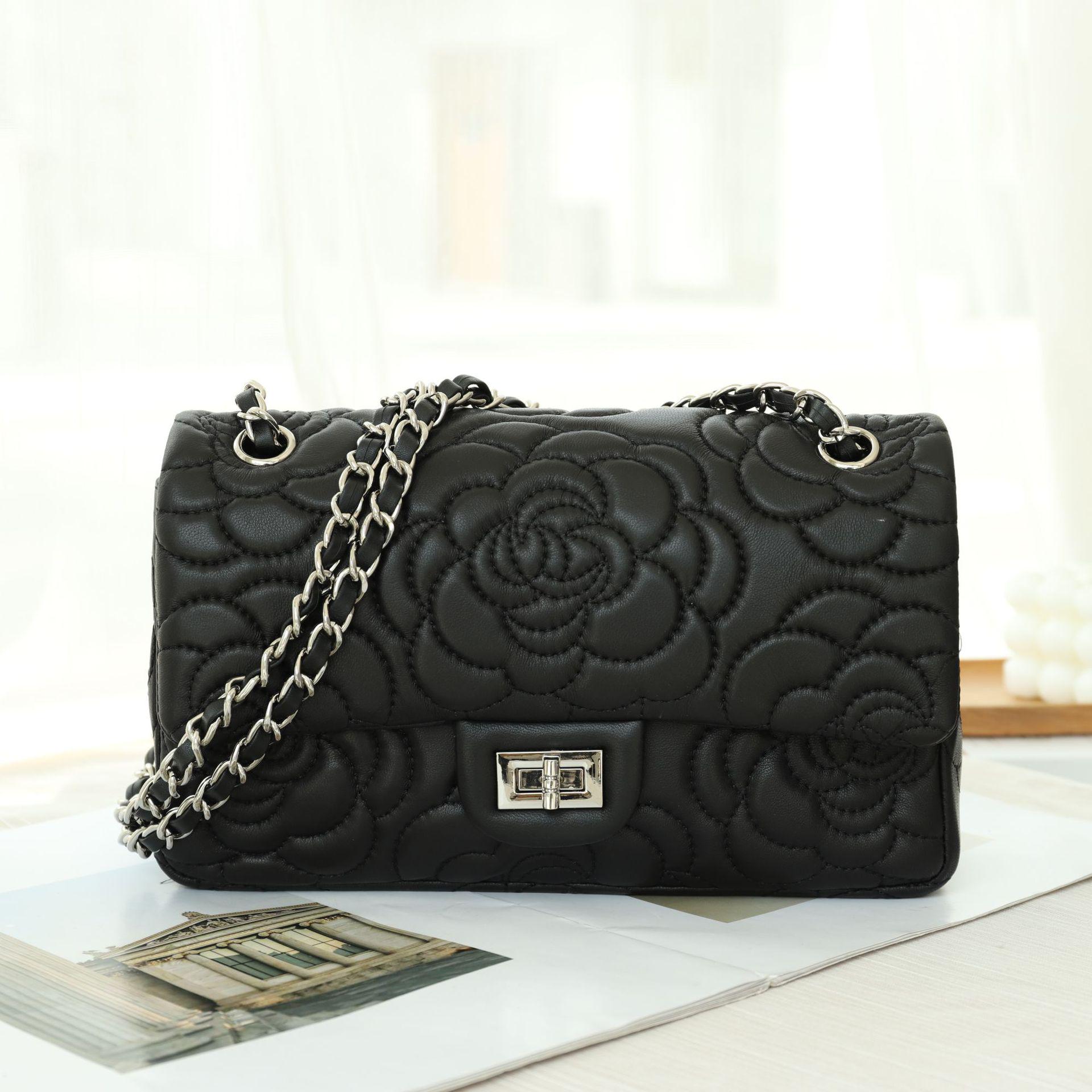 

Элегантная сумка-цепочка Camellia 2025 года: Ароматная, высококачественная козья кожа, квадратный дизайн 26cm x 8cm x 15cm