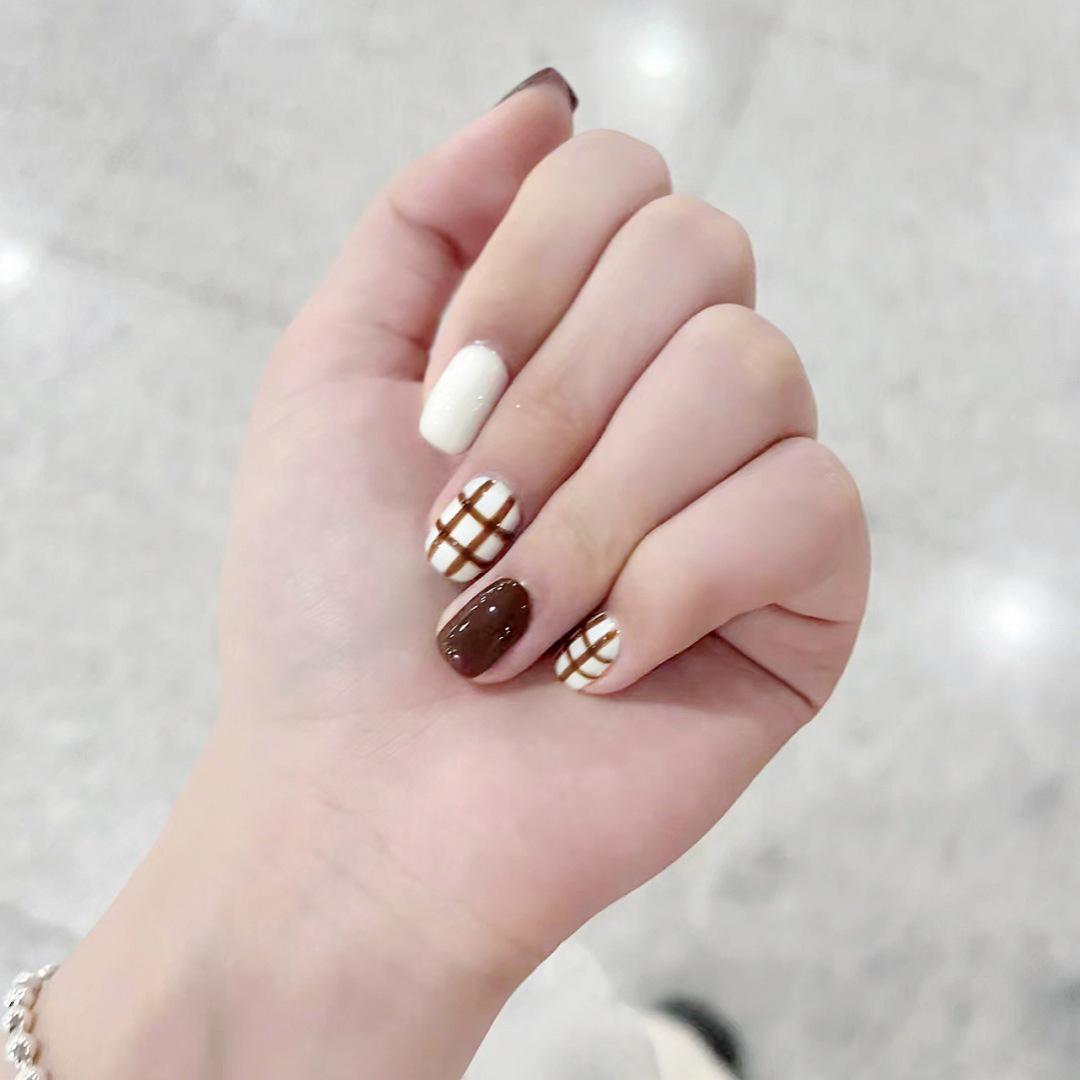 

C568 Short Brown Plaid Nail Stickers - Fall/Winter Style Whitening False Nails
