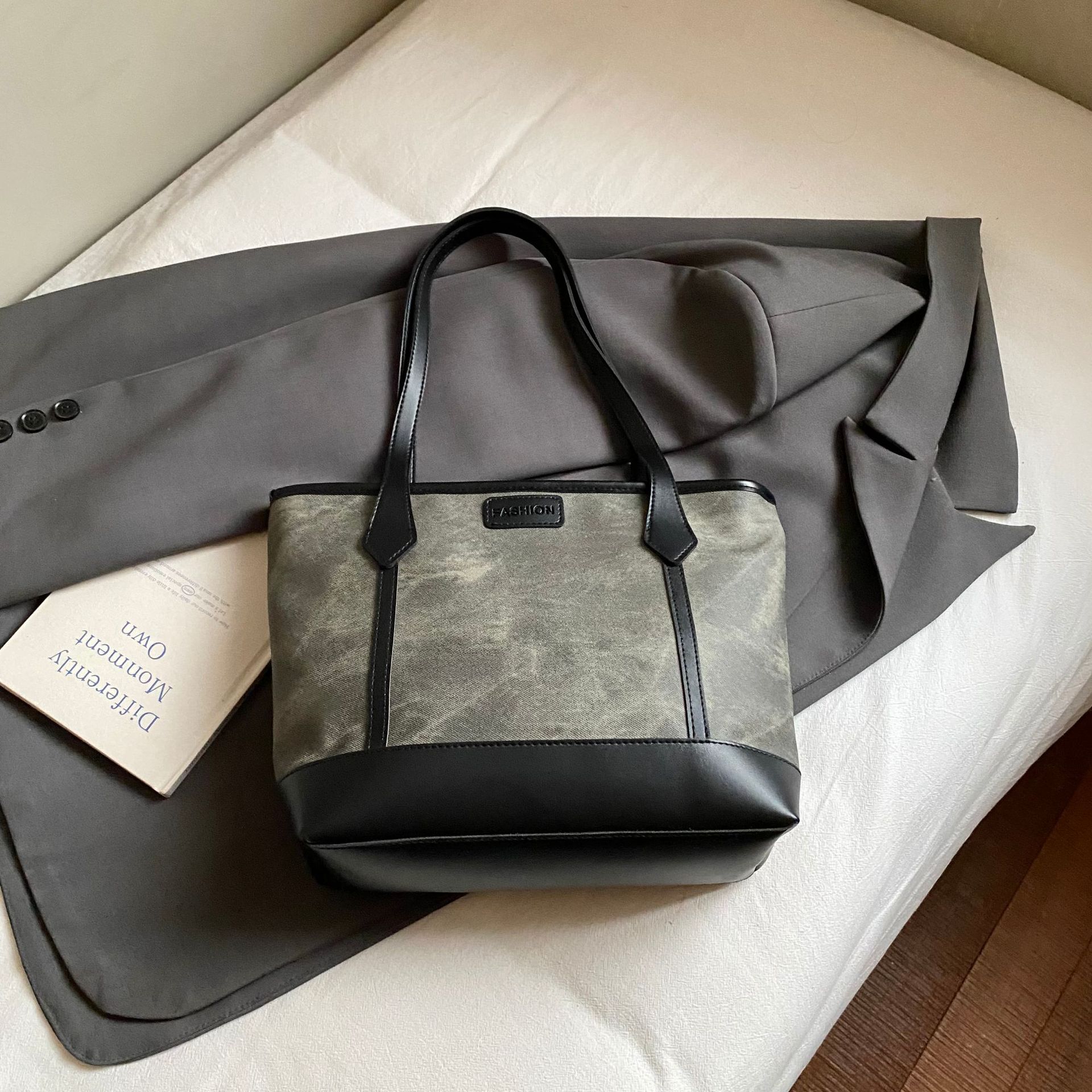 

2025 лето новая высокоценная сумка для поездок на работу женская зарубежная сумка через плечо модная сумка-мессенджер большой вместимости сумка-тоут