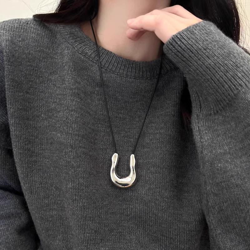 Chic U-Shaped Black Sweater Necklace - Versatile Korean Fashion Women's Accessory