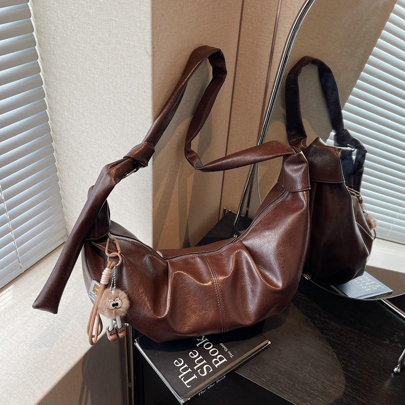 Large capacity retro dumpling bag women's new high-end fashion shoulder messenger bag casual commuter bag