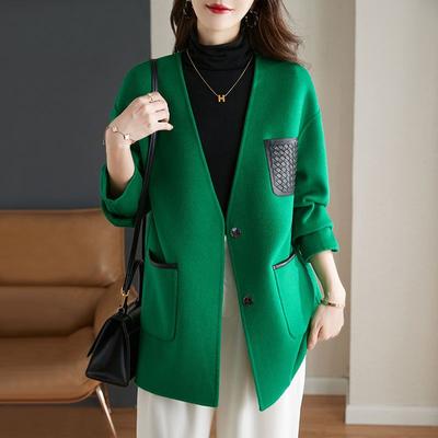 Stylish Korean Version Slimming Coat for Women with V-neck and Plaid Design, Perfect for Fall and Winter