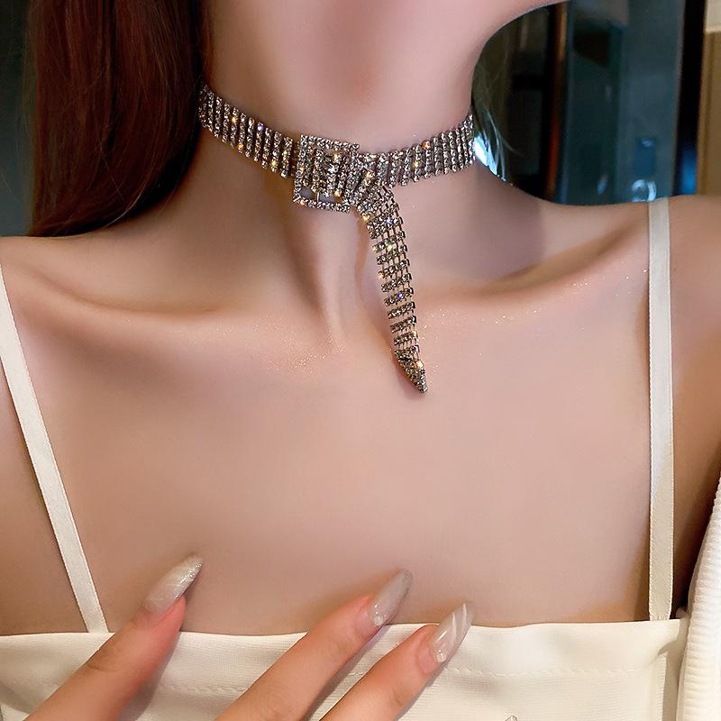 Collar de Diamantes Ovalados de Lágrima Europeos y Americanos, Moda de Alta Gama Estilo Frío, Diseño Nicho para Mujer.