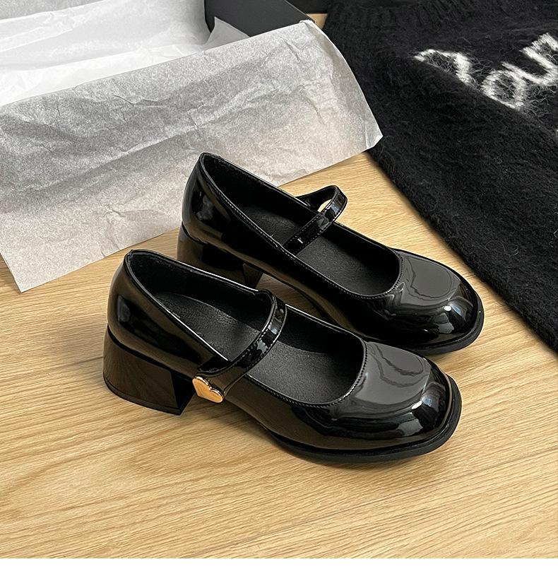

French casual red simple thick heel small leather shoes women s 2025 new spring and autumn retro skirt Mary Jane single shoes 39