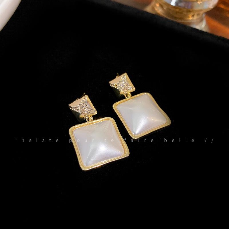 French Pearl Flower Earrings Personalized Fashion Stud Earrings Temperament Earrings Women