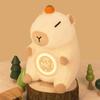 Kinder Plüsch Wecker mit Capybara-Thema und einstellbarer Helligkeit Nachtlicht 2 Alarme Schlummerfunktion USB-wiederaufladbar