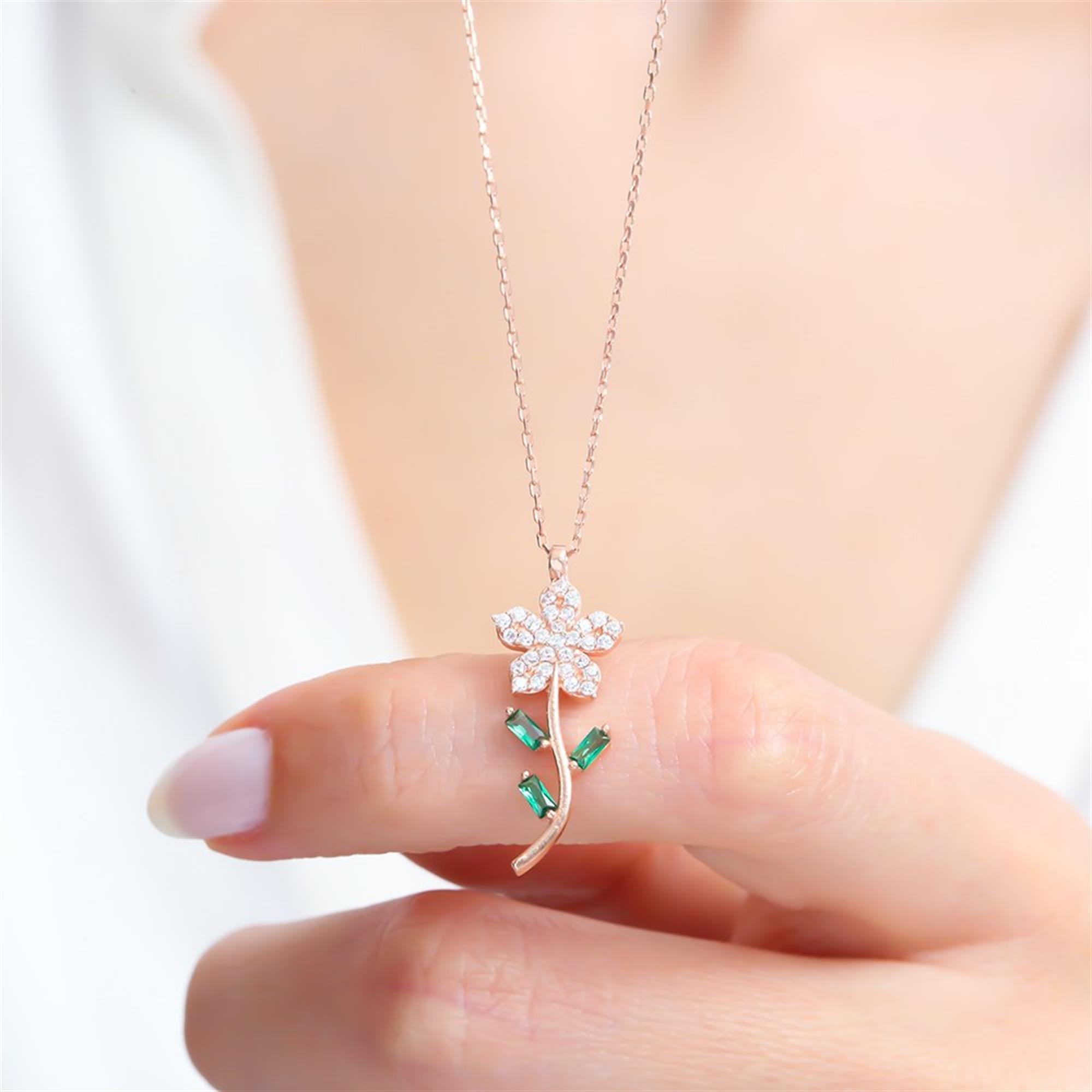 

Yeşil Baget Taşlı Işıltılı Kardelen Rose Renk Gümüş Kolye