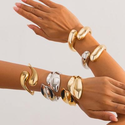 Braccialetto aperto a goccia in metallo con texture alla moda europea e americana - Design primaverile esagerato per le donne