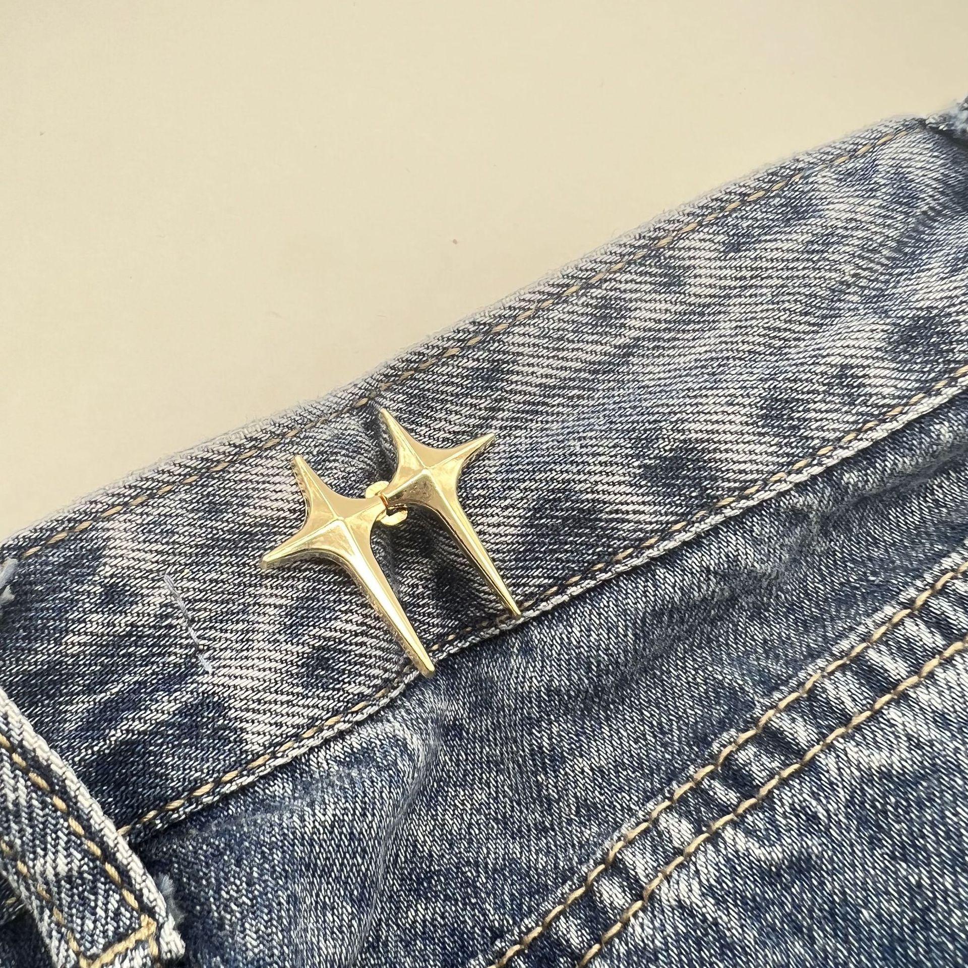 

Регулируемая талия джинсов с пряжкой-кнопкой