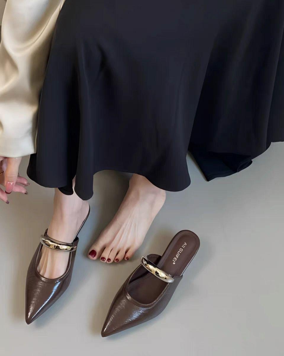 

Новые мюли с металлической пряжкой в стиле французского ретро, женские, для улицы, с острым носком, увеличат подъем на половину, шлепанцы, до 2025 года, Мэри Джейн, клиновидный каблук 40 коричневый