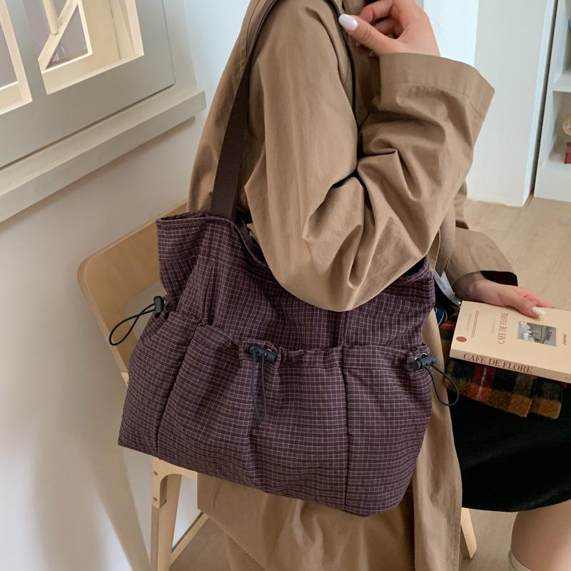 2025 retro casual high-end new fashion large-capacity commuting shoulder bag trendy plaid drawstring handbag
