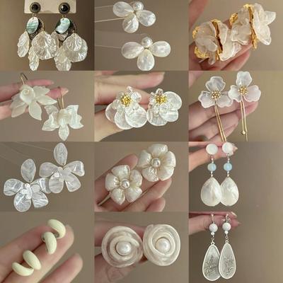 Brincos de Botão Elegantes Coração Pérola Flor - Estilosos e Versáteis para Mulheres
