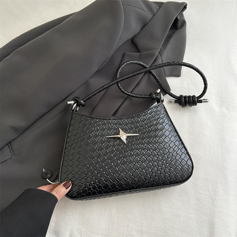 

Простая и модная текстура однотонная наплечная сумка женская 2025 весна и лето новая персонализированная сумка под мышкой маленькая квадратная сумка чёрный