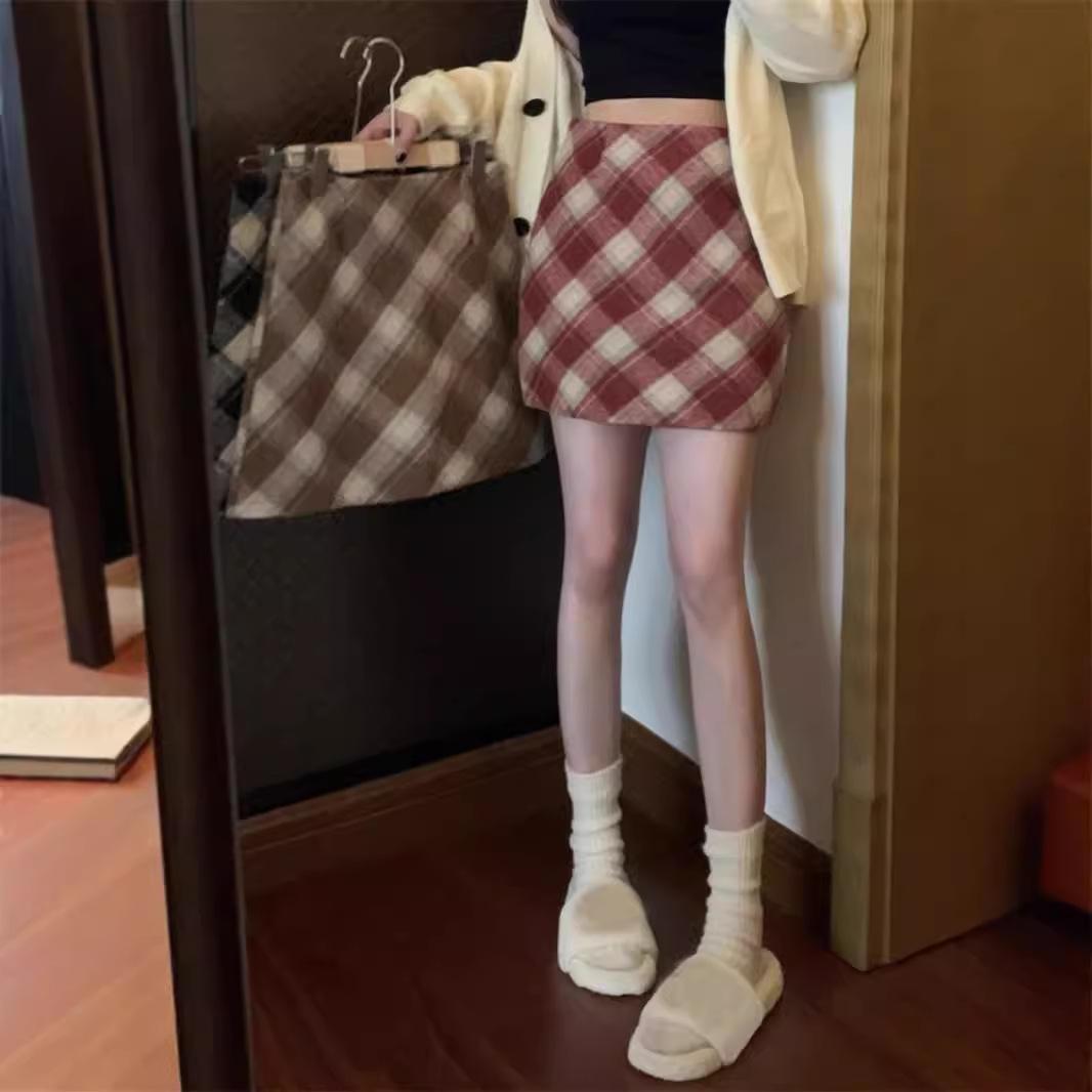 

2024 Women s Red Plaid A-Line Woolen Mini Skirt - Slimming, High Waist, Petite M (90-104 jin)