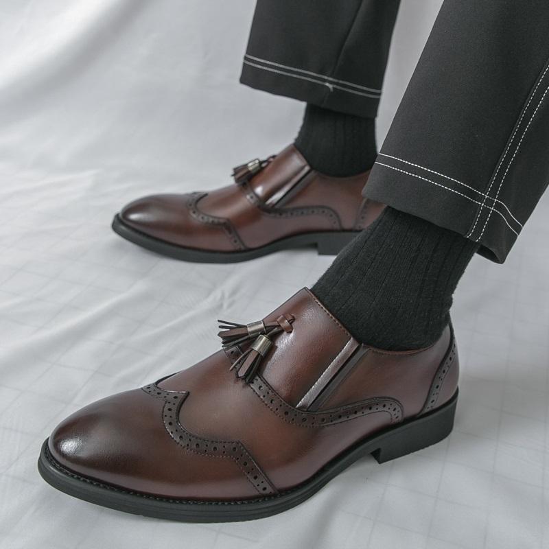 Designer New Men Pointed Tassels Leather Brogues Shoes Britain Fashion Gentleman Tassels Loafers Wedding Formal Dress Footwear