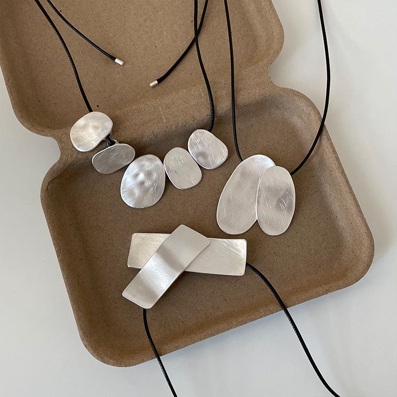 Regulowany Minimalistyczny Geometryczny Plisowany Skórzany Naszyjnik: Wszechstronny Łańcuszek na Obojczyk o Wysokiej Czułości