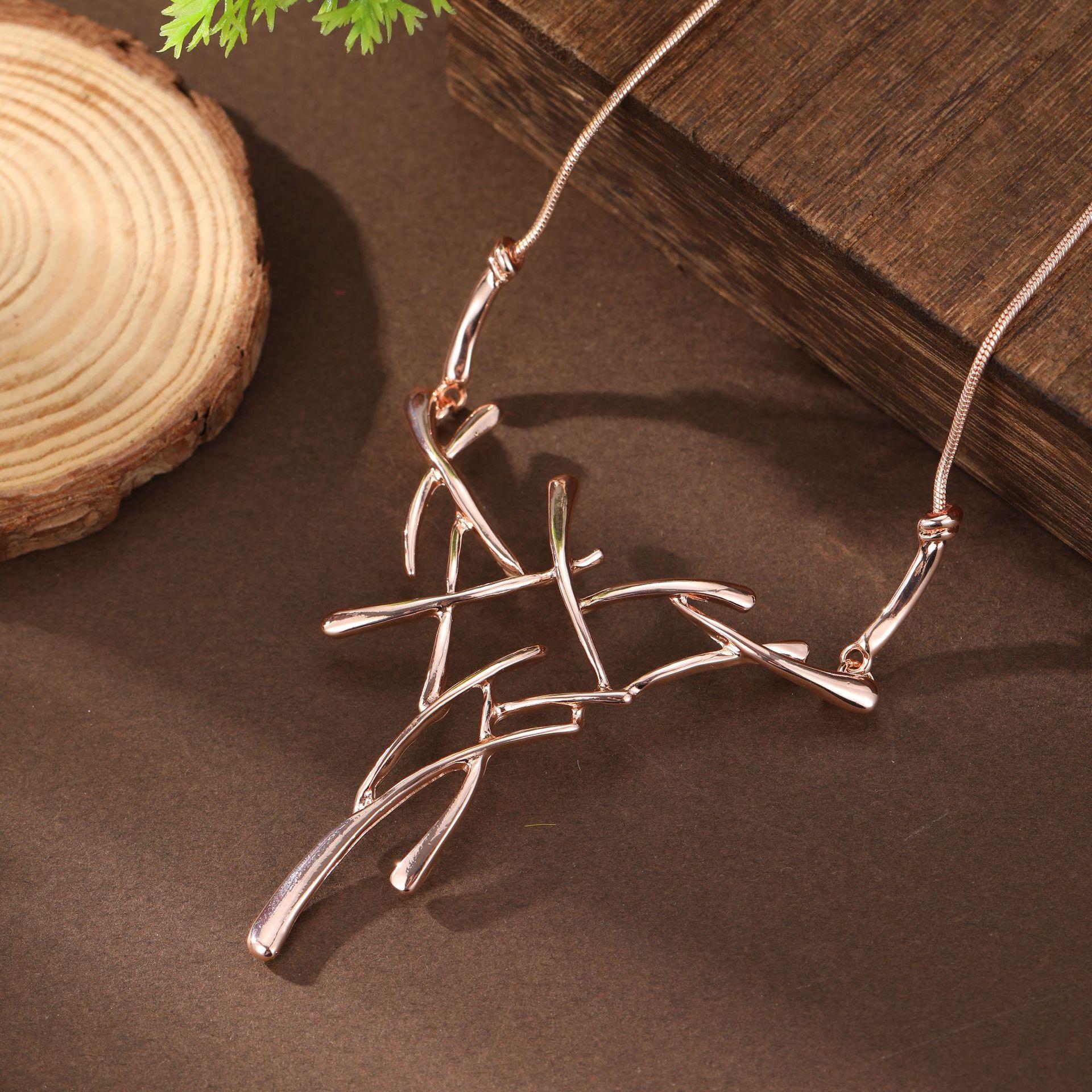 

Преувеличенное рождественское ожерелье с рогами, женское индивидуальное высококлассное геометрическое универсальное ожерелье с лосем