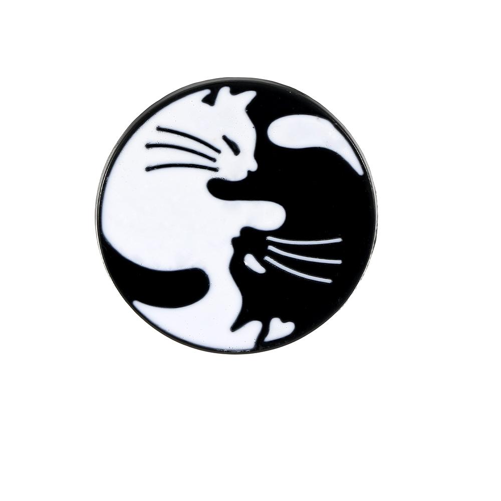 Funny Black And White Colors Yinyang Taiji Cats Enamel Brooches Creative Black Kitten Hold Fish Food Lapel Pins