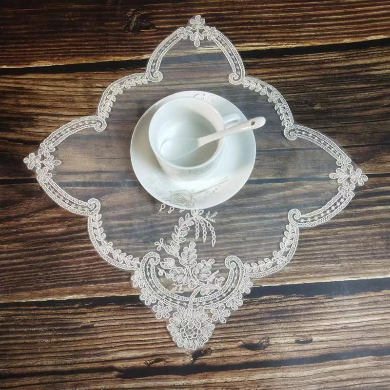 Levná evropská čtvercová síťovina vyšívaná podložka na stůl podložka pod misku podložka do vázy podložka do vázy starožitný obal na šperkovnici dekorace na nábytek