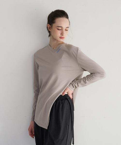 Reina Mora V-Neck Essential Side Slit Tee Fog 4