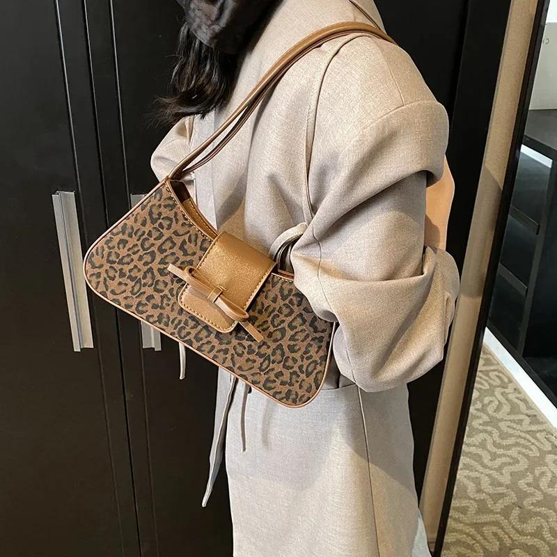 Small leopard print bag for women  new winter fashion 4  versatile  retro shoulder bag  niche  displacement bag
