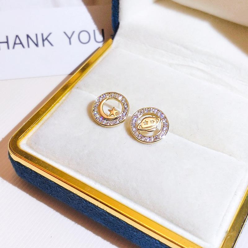 High End Sense Circle Fashion Diamond Earrings for Women Asymmetric Star and Moon Earrings Super Fairy Fresh Simple Ear Clip Without Ear Holes