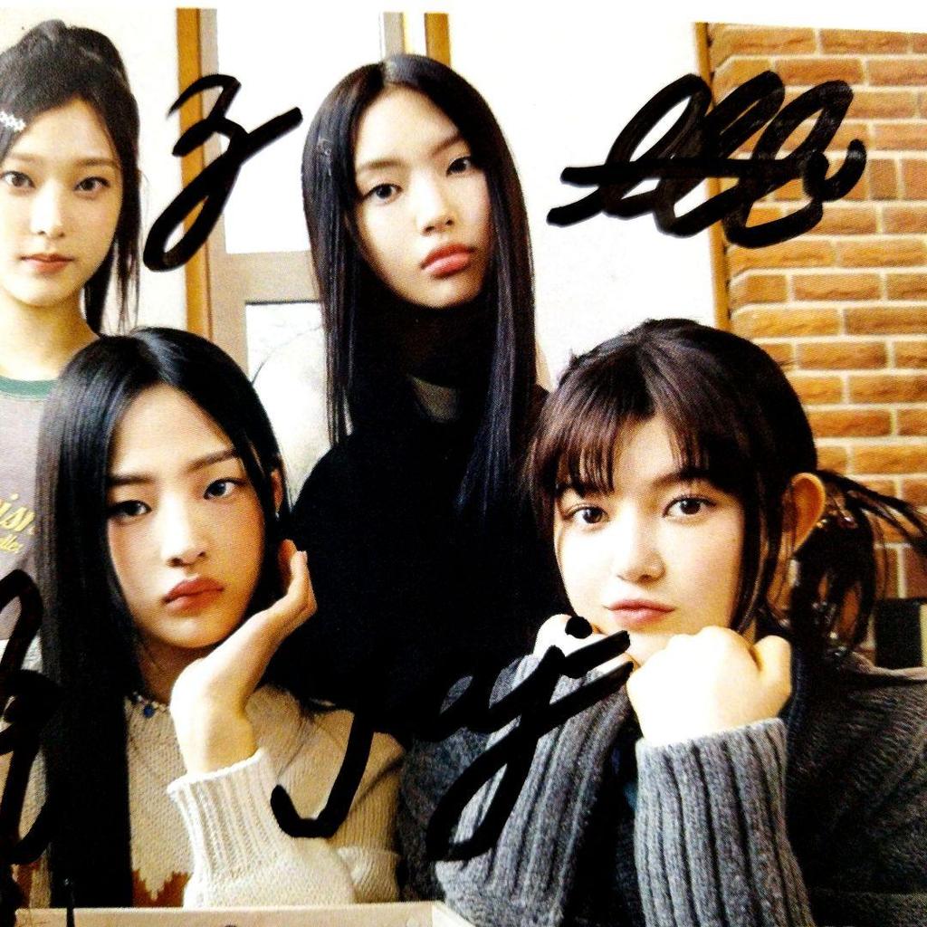 [USED] On sale...New Jeans autographed official card photo...