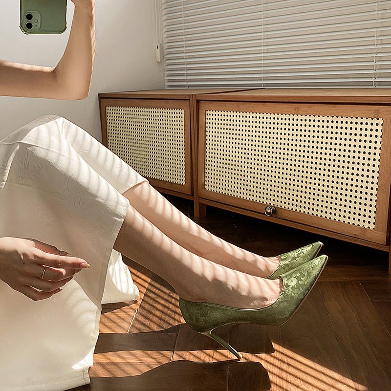 

Новый жаккардовый атлас красивые туфли на высоком каблуке женские тонкие каблуки не устают ноги белые остроносые туфли 40