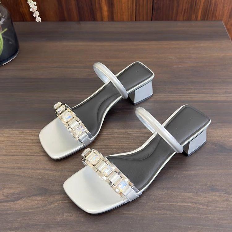 Damenschuhe 2025 Sommer neu weiches Leder vielseitig quadratische Zehenpartie offen Zehen Strass mittlerer Absatz Internet-Berühmtheit coole Pantoletten halber Slipper ein Wort