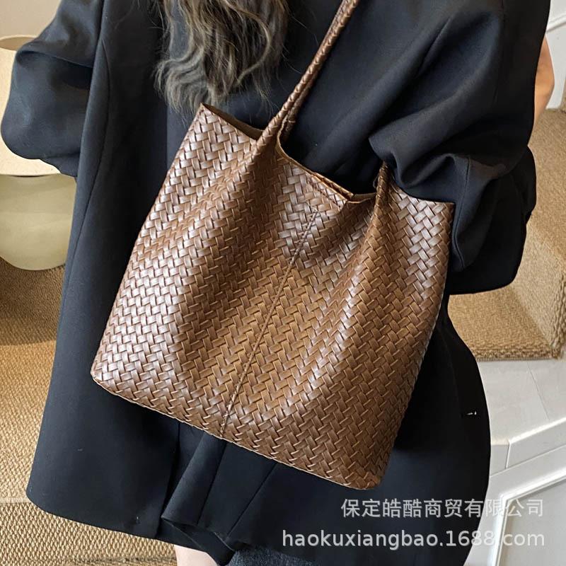 This year's popular bag women's large-capacity 2025 new summer simple and versatile shoulder bag commuter tote bag