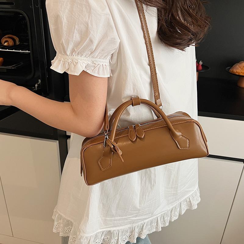 Premium sense niche trend portable baguette bag women's 2 new shoulder bag personalized versatile messenger pillow bag