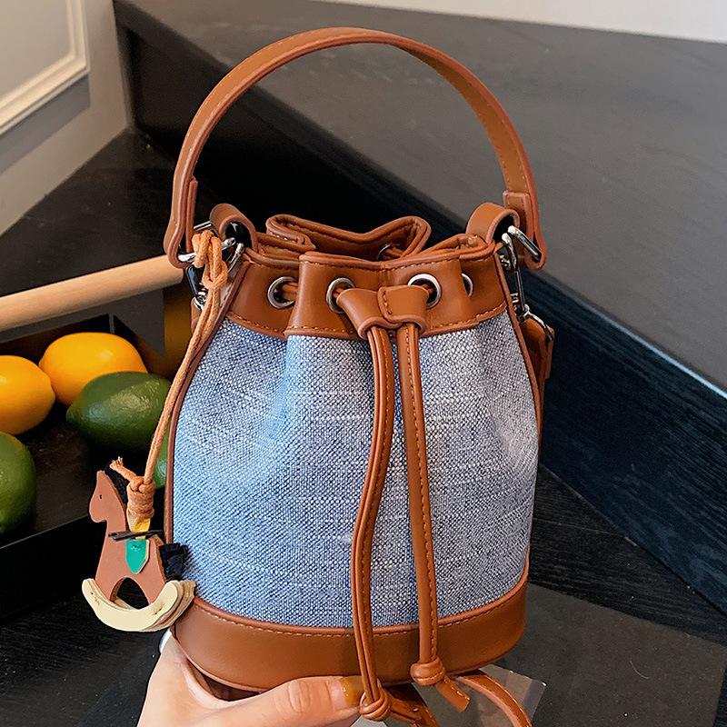 Stylish and simple contrasting color bucket bag women's 2025 new shoulder messenger bag high value casual strap handbag