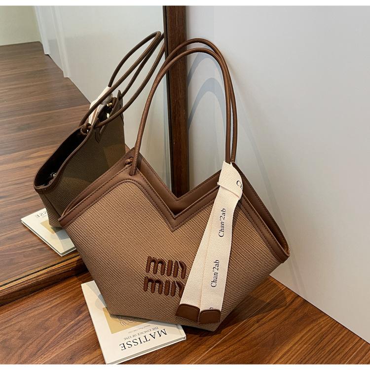 

Large-capacity bag women s summer versatile 2025 new casual shoulder bag niche design commuter tote bag хаки