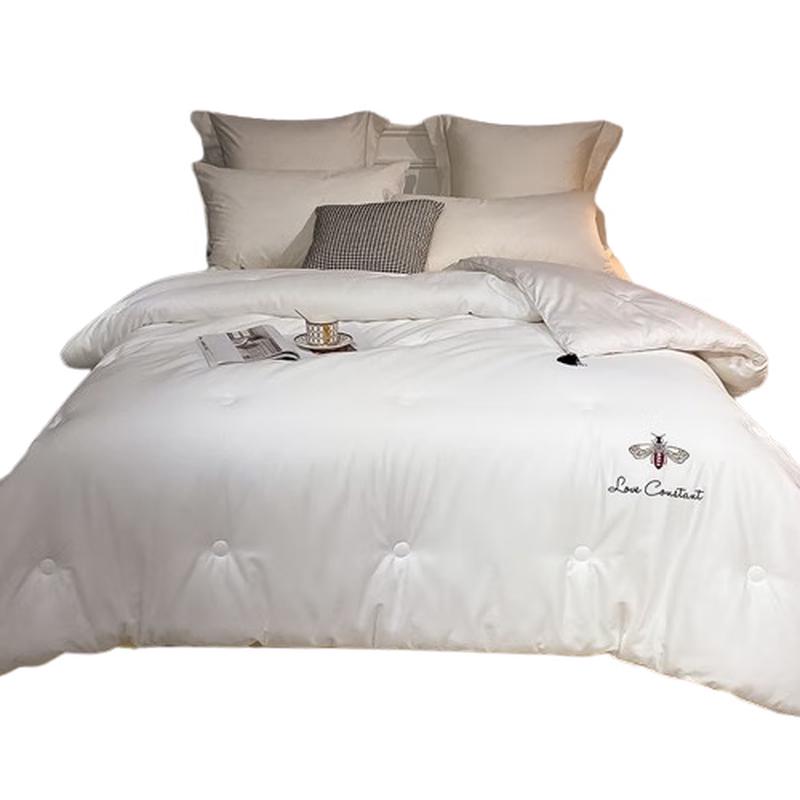 

Yiyi Ai Bee Pattern All-Season Quilt