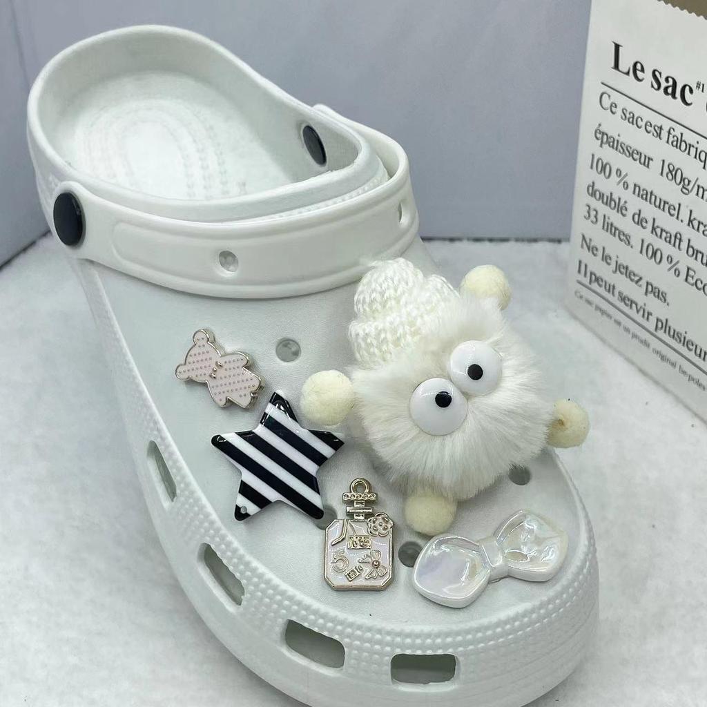 Trendy Plyšová Pompomová Dekorace na Dřeváky - Odnímatelné Pryskyřičné Doplňky Spon na Boty