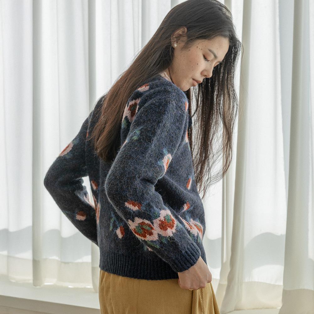 Laengsseon Ls_Flower Pompom Knit Top_Navy