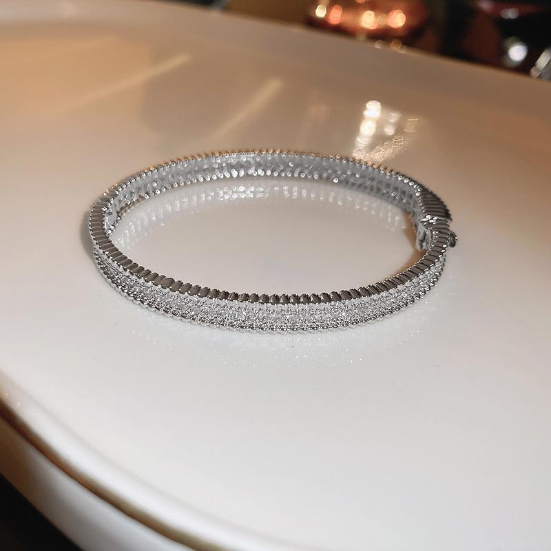 Elegantes Zirkon Buchstaben Blumen Armband: Hochwertiger vielseitiger Armreif für Damen