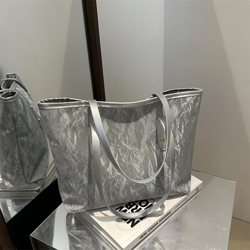 

Женская сумка-тоут 2025 осень новая большая вместительная сумка для поездок на работу универсальная сумка через плечо повседневная сумка для занятий для студентки серебряный