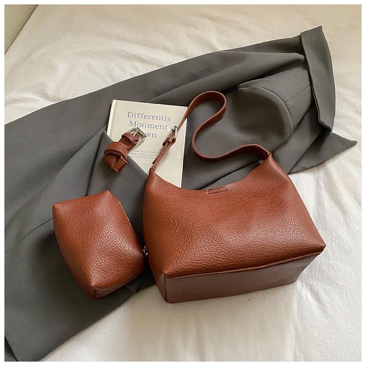 

Корейская версия нишевый дизайн женская сумка 2025 новая мода универсальная сумка-тоут большой вместимости высококлассная деловая сумка через плечо коричневый