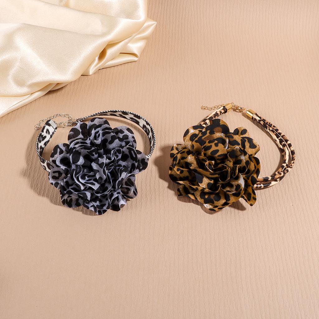 Französische Vintage Leopardenmuster Stoffblumenkette für Damen Florale PU-Ketten Party Schmuck Geschenke