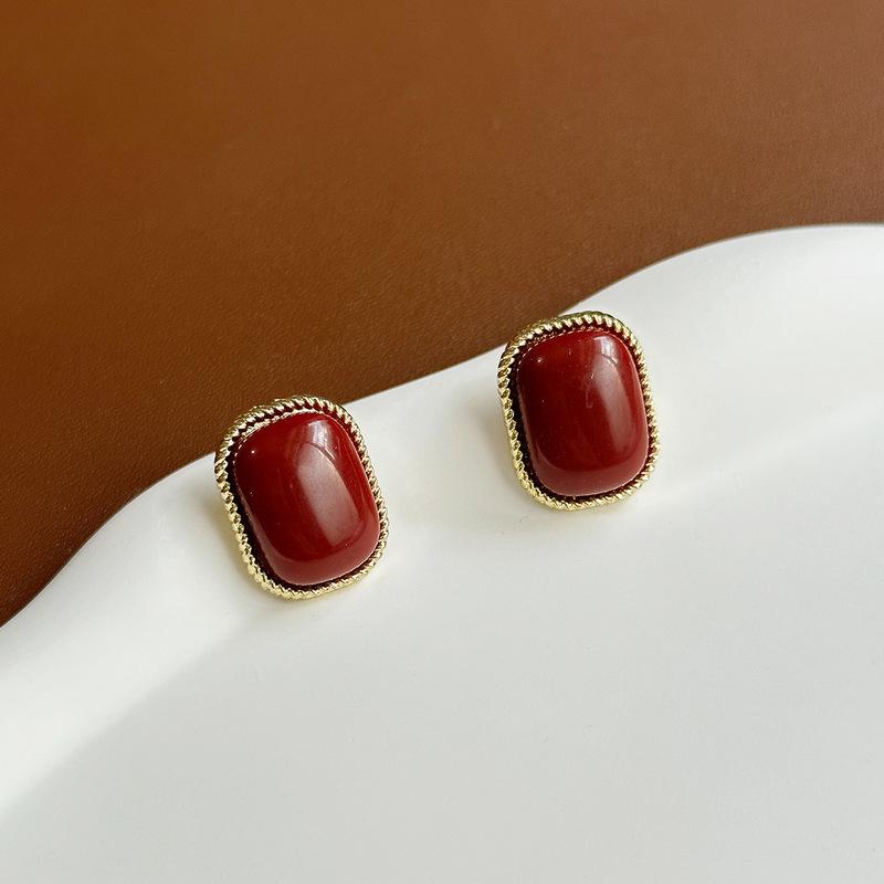 . Temperament Vintage Simple Resin Stud Earrings French Elegant Baroque Earrings Earrings Women
