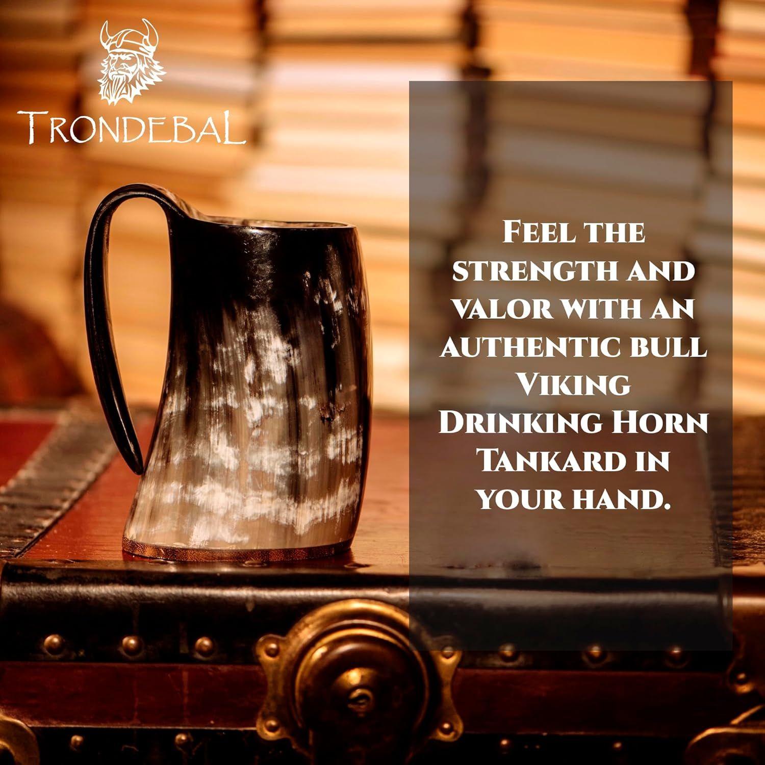 

Кружка для питья из рога Тора с деревянной подставкой - Подлинный кубок викингов из рога для меда, эля и пива - Оригинальная средневековая кружка с подарочным мешочком из мешковины